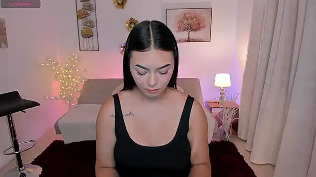 Emma Moretti1 online show from May 13, 2026, 1:52 pm