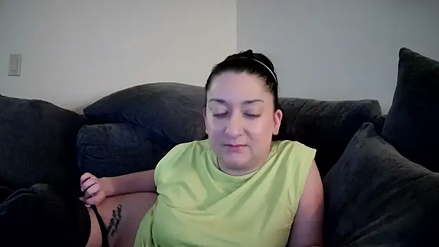 Snapshot of Hottie90210 chatting on May 10, 2026, 8:41 am Hottie90210 online show from May 10, 2026, 8:41 am