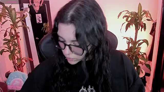 Snapshot of MissCharlottte_18 chatting on June 12, 2026, 4:33 am MissCharlottte 18 online show from June 12, 2026, 4:33 am