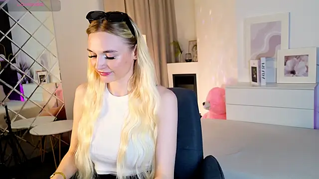 Snapshot of Mila__Lux chatting on June 2, 2026, 9:06 pm Mila Lux online show from June 2, 2026, 9:06 pm