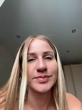 Snapshot of AnnaMist_ chatting on July 1, 2026, 10:28 am AnnaMist online show from July 1, 2026, 10:28 am