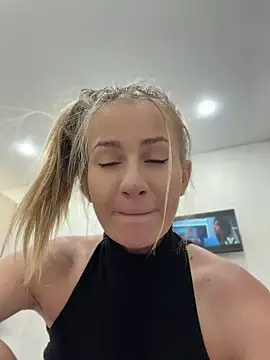 Snapshot of AnnaMist_ chatting on July 16, 2026, 6:58 pm AnnaMist online show from July 16, 2026, 6:58 pm