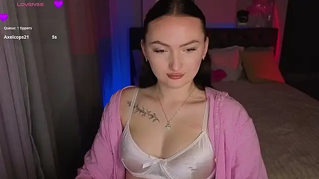 Snapshot of MizLouLou chatting on May 16, 2026, 10:19 pm MizLouLou online show from May 16, 2026, 10:19 pm