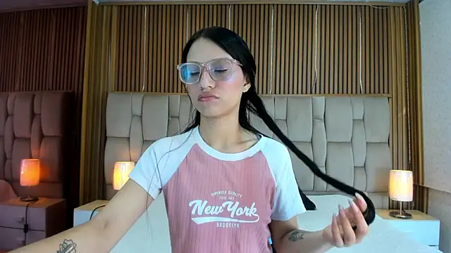 Snapshot of SophiieCalloway1 chatting on May 23, 2026, 1:37 pm SophiieCalloway1 online show from May 23, 2026, 1:37 pm