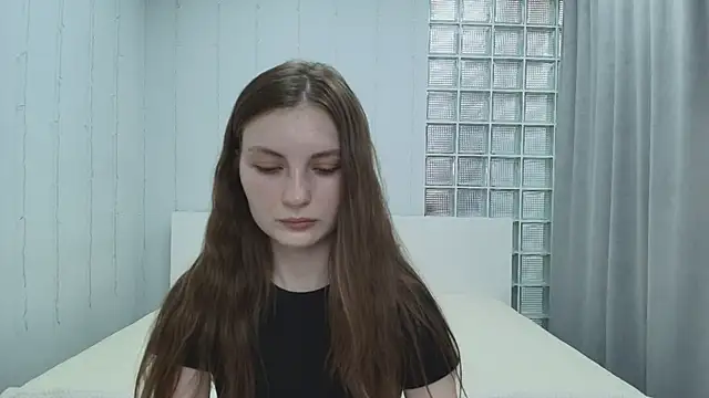 Shyly  Lisa online show from June 13, 2026, 1:36 am