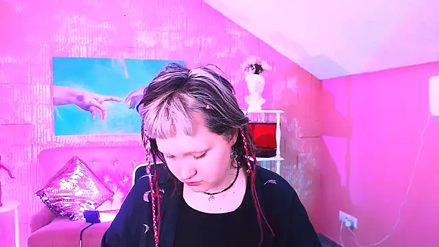 Snapshot of ViolettWoods chatting on July 19, 2026, 6:28 am ViolettWoods online show from July 19, 2026, 6:28 am