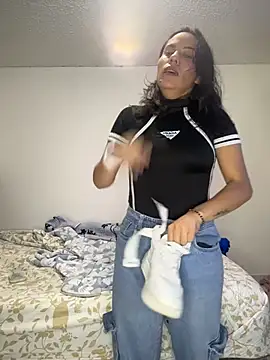MadisonYoung000 online show from May 27, 2026, 2:03 pm