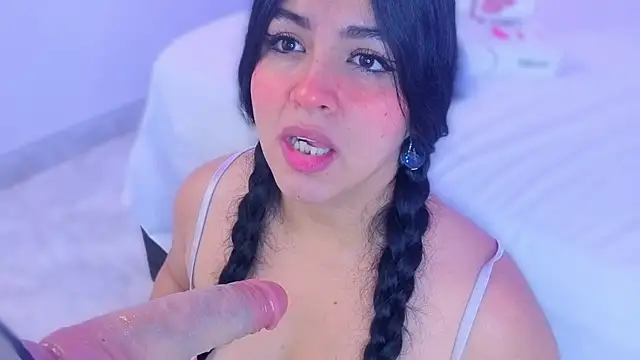 Snapshot of Sofiaa_Bloom chatting on June 26, 2026, 6:34 pm Sofiaa Bloom online show from June 26, 2026, 6:34 pm