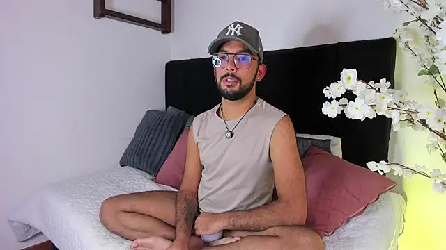 Snapshot of Paulo_Dasilva_ chatting on June 1, 2026, 8:43 pm Paulo Dasilva online show from June 1, 2026, 8:43 pm