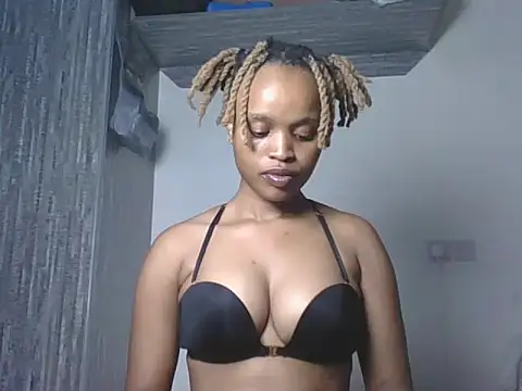 Snapshot of Tempting_Ebony chatting on July 7, 2026, 8:02 pm Tempting Ebony online show from July 7, 2026, 8:02 pm