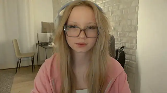 Snapshot of AmandaFix chatting on May 23, 2026, 7:40 pm AmandaFix online show from May 23, 2026, 7:40 pm