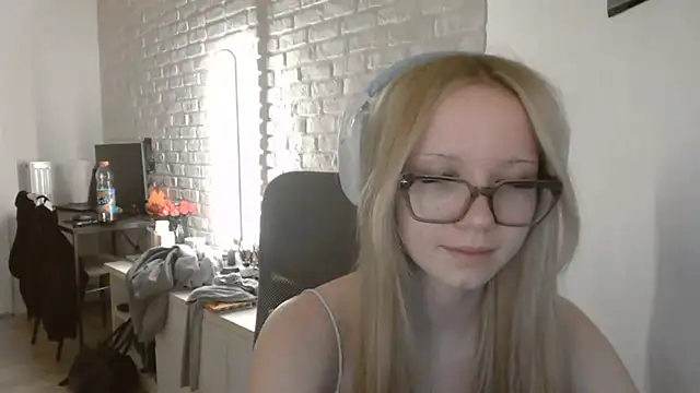 Snapshot of AmandaFix chatting on May 27, 2026, 7:44 pm AmandaFix online show from May 27, 2026, 7:44 pm