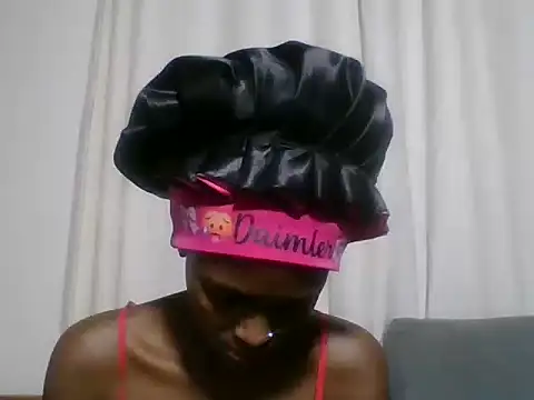 Snapshot of Sleek_petite chatting on July 5, 2026, 7:04 am Sleek petite online show from July 5, 2026, 7:04 am