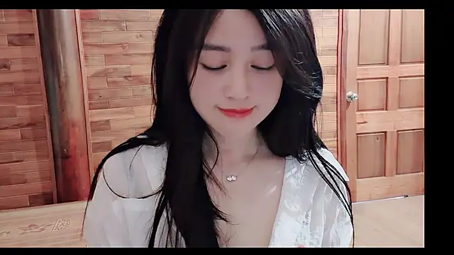 Snapshot of Bee-Cherry chatting on June 14, 2026, 10:17 am Bee-Cherry online show from June 14, 2026, 10:17 am