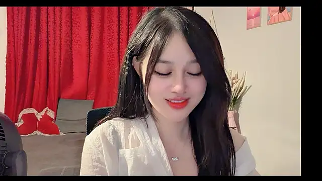 Snapshot of Bee-Cherry chatting on July 4, 2026, 6:03 pm Bee-Cherry online show from July 4, 2026, 6:03 pm