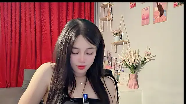 Snapshot of Bee-Cherry chatting on July 7, 2026, 5:54 am Bee-Cherry online show from July 7, 2026, 5:54 am