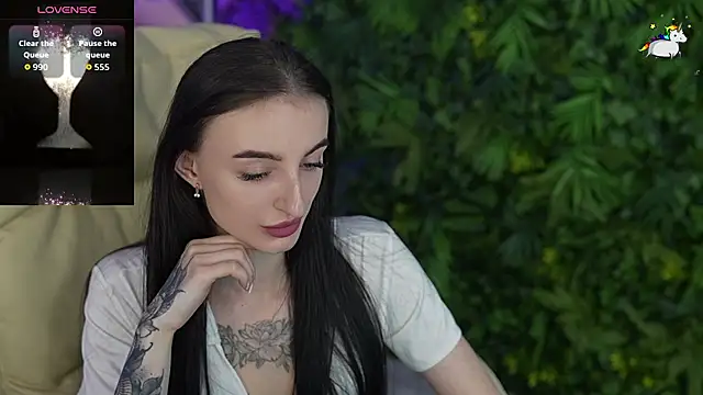 Snapshot of EmilyyMoon chatting on May 27, 2026, 11:18 am EmilyyMoon online show from May 27, 2026, 11:18 am