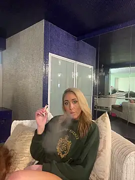 Snapshot of MirrorMia chatting on May 19, 2026, 10:43 am MirrorMia online show from May 19, 2026, 10:43 am