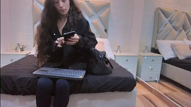 Snapshot of valentinasu chatting on June 1, 2026, 11:34 am valentinasu online show from June 1, 2026, 11:34 am
