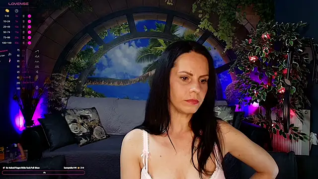 Snapshot of RoxanneBlize chatting on May 28, 2026, 5:43 pm RoxanneBlize online show from May 28, 2026, 5:43 pm