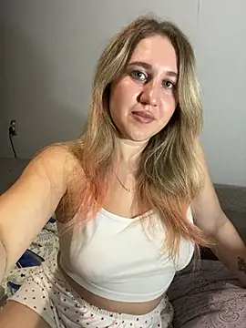 Snapshot of MarieHeartt chatting on July 19, 2026, 5:27 pm MarieHeartt online show from July 19, 2026, 5:27 pm