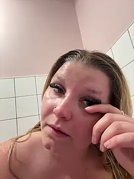 Snapshot of LucieLouBabe chatting on June 1, 2026, 10:33 pm LucieLouBabe online show from June 1, 2026, 10:33 pm