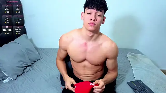 Snapshot of Luke_Muscle chatting on July 16, 2026, 1:50 pm Luke Muscle online show from July 16, 2026, 1:50 pm