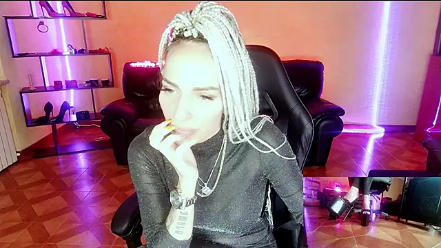 Snapshot of Monicamaxwell chatting on May 30, 2026, 12:02 pm Monicamaxwell online show from May 30, 2026, 12:02 pm