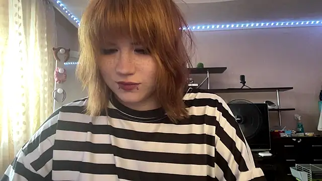 Snapshot of HelloKinki chatting on June 22, 2026, 3:42 pm HelloKinki online show from June 22, 2026, 3:42 pm