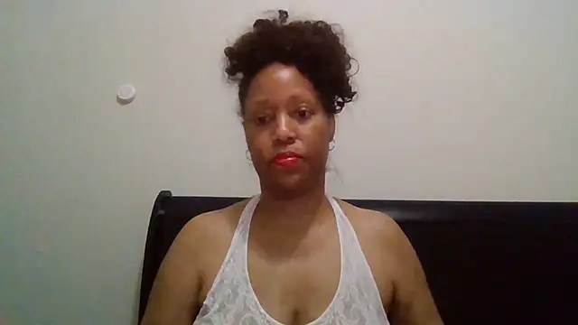 Snapshot of MsDeeLive chatting on May 29, 2026, 4:32 am MsDeeLive online show from May 29, 2026, 4:32 am