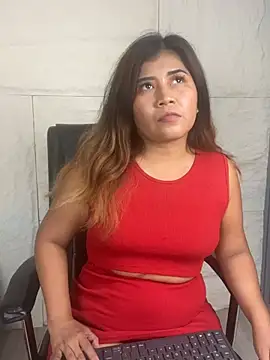 Snapshot of LyraMilano chatting on June 15, 2026, 12:40 pm LyraMilano online show from June 15, 2026, 12:40 pm