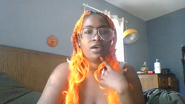 Snapshot of CloverGirlxo chatting on June 1, 2026, 4:09 pm CloverGirlxo online show from June 1, 2026, 4:09 pm