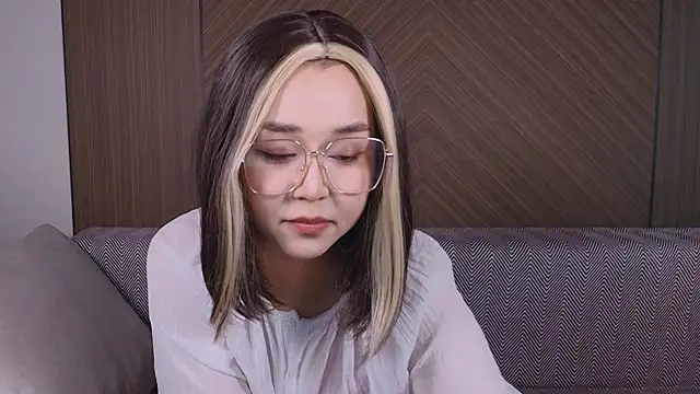 Snapshot of louisa_kim chatting on May 26, 2026, 7:54 pm louisa kim online show from May 26, 2026, 7:54 pm