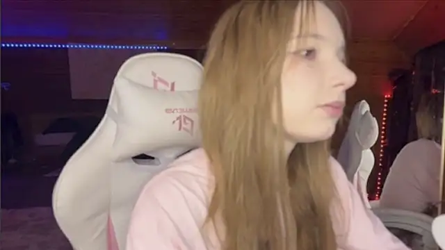 Snapshot of OpheliaVoss chatting on June 8, 2026, 8:42 pm OpheliaVoss online show from June 8, 2026, 8:42 pm