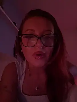 Snapshot of PoisonIvy_x chatting on May 31, 2026, 8:21 pm PoisonIvy x online show from May 31, 2026, 8:21 pm