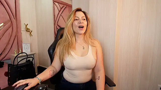 Snapshot of pamelaQenn2 chatting on July 10, 2026, 7:49 pm pamelaQenn2 online show from July 10, 2026, 7:49 pm
