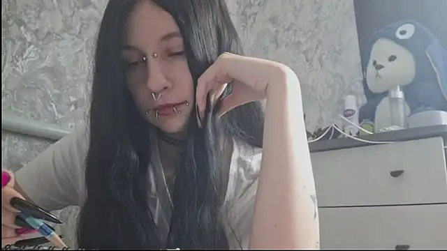 Snapshot of KrissyHiott chatting on June 1, 2026, 4:14 am KrissyHiott online show from June 1, 2026, 4:14 am