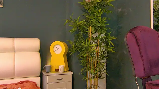Snapshot of Tiny_Tease chatting on June 28, 2026, 8:15 pm Tiny Tease online show from June 28, 2026, 8:15 pm