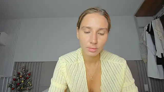 SofiClimbing online show from December 17, 2025, 3:01 am