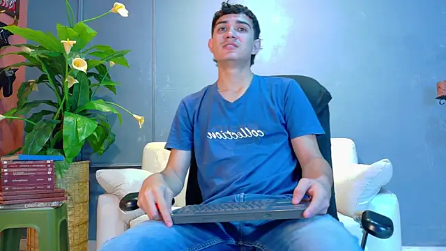 Snapshot of aalejo_gray chatting on June 2, 2026, 1:24 pm aalejo gray online show from June 2, 2026, 1:24 pm