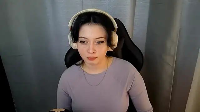 YunaLush online show from June 5, 2026, 6:52 am