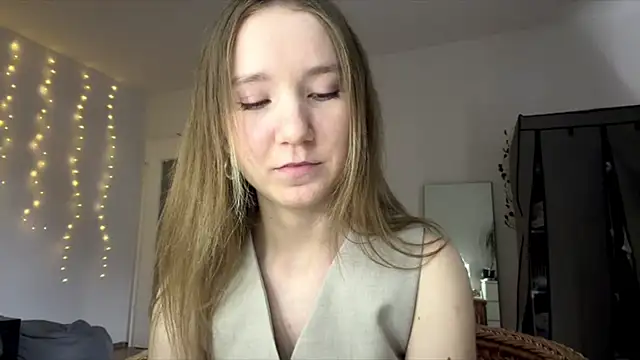 Snapshot of smalllisa chatting on June 11, 2026, 6:17 pm smalllisa online show from June 11, 2026, 6:17 pm