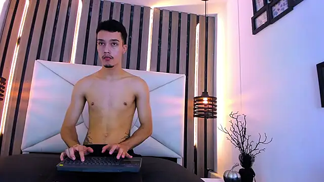 Angel Klaus online show from August 5, 2026, 3:31 am