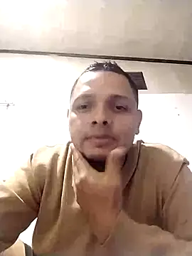 Snapshot of EnzoDesire chatting on July 1, 2026, 7:43 am EnzoDesire online show from July 1, 2026, 7:43 am
