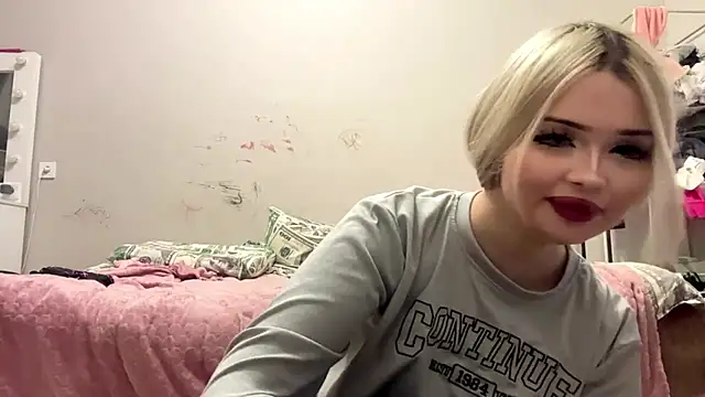 Snapshot of moonluv33 chatting on June 12, 2026, 2:05 pm moonluv33 online show from June 12, 2026, 2:05 pm