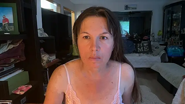 Snapshot of monikam82 chatting on June 7, 2026, 10:19 am monikam82 online show from June 7, 2026, 10:19 am