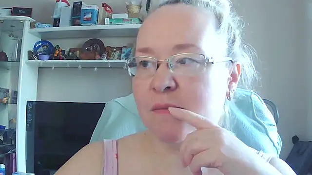 Snapshot of Viola27 chatting on July 6, 2026, 8:44 am Viola27 online show from July 6, 2026, 8:44 am