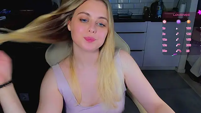 Snapshot of blonde_kellyy chatting on June 21, 2026, 12:02 am blonde kellyy online show from June 21, 2026, 12:02 am