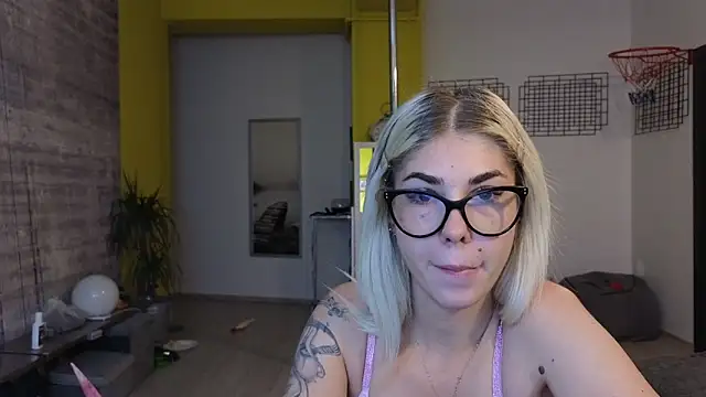Snapshot of Sarahcamsx chatting on June 18, 2026, 8:46 pm Sarahcamsx online show from June 18, 2026, 8:46 pm