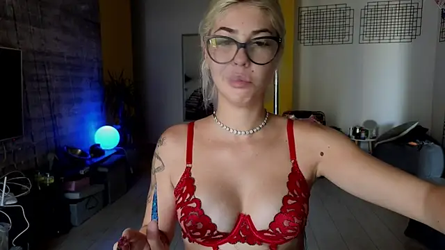Sarahcamsx online show from July 26, 2026, 8:32 am